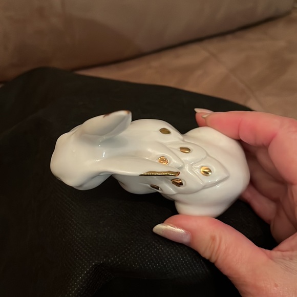 Vintage CAPODIMONTE BUNNY with 24 k hand painted accents - Picture 8 of 9